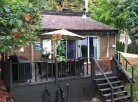 Om chalet 2 avec spa et foyer bordé du fleuve，位于St-Pierre-de-l'Île-d'Orléans的酒店