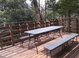 ■ウッドテラスでBBQ＆源泉掛け流し温泉付きの一棟貸切の貸別荘■伊豆(熱川)を遊びつくそう，位于大川市的酒店