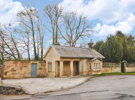 North Lodge - 17th Century Gate Cottage at Hassop Hall，位于Hassop的木屋