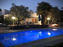 Adorable Guest House avec balnéo et piscine，位于滨海奥洛讷奥勒纳斯高尔夫场附近的酒店