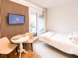 Bright Tiny Studio - Shared Pool & Sauna - Free Parking - Air condition，位于Muralto的酒店