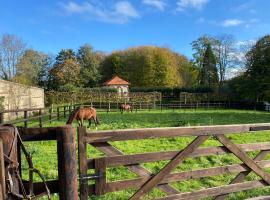 La Maison du Cavalier, Chateau de lAvenue，位于Pierrefitte-en-Auge的度假屋