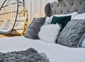 *The 4Seasons:Themed Retreat w/Hot Tub-Pool Table*，位于迪凯特的酒店