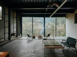 目の前が吉野川・雨天でも屋外体験ができる絶景の一軒家