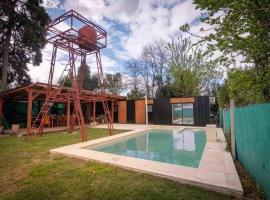 Cabaña del Mangrullo. Con piscina y Mirador.，位于Villa Leloir的度假屋