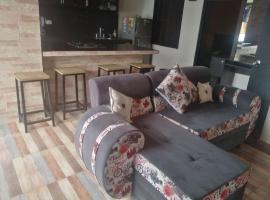 Cómodo apartamento Piso #202，位于多斯克布拉达斯的酒店