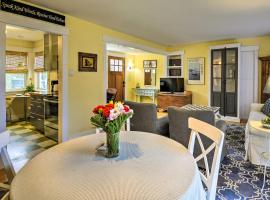 Bainbridge Island Abode Less Than 1 Mi to Winslow!，位于Winslow的酒店