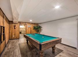 Marietta Home with Private Hot Tub, Pool Table!，位于Marietta的度假屋