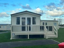 Holiday home by the sea，位于滨海莱斯当的露营地