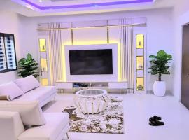 3 bed Maissoinet Smart home in Lekki Phase 1，位于莫瓦的酒店