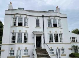 Whitehall, Thomas Turnbull Flat 3 Beautiful apartment in Georgian House，位于惠特比的酒店