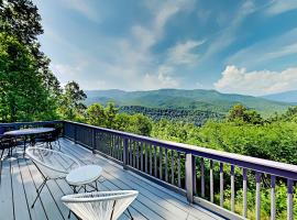 Barenberg Cabin - Secluded Unobstructed Panoramic Smoky Mountains View with Two Master Suites, Loft Game Room, and Hot Tub，位于加特林堡的度假屋