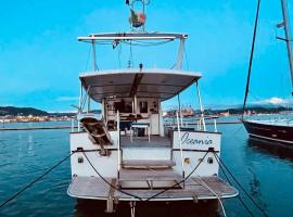 Oceania Boat Tour，位于斯培西亚的船屋