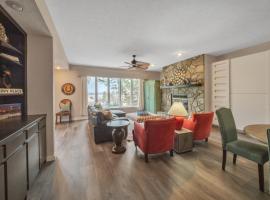 Lake front Keowee Condo with Balcony & Resort Amenities! 20 min to Clemson condo，位于Salem的酒店