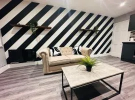 FLASH SALE King Size Bed Super Central flat next to Seafront 1