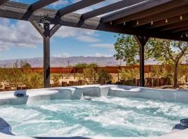 Cheerful 2bedroom home with hot tub and cowboy pool in Joshua Tree，位于约书亚树因特格拉特龙附近的酒店