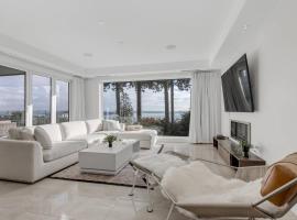 Modern Home with Breathtaking Ocean & City Views，位于西温哥华的度假屋