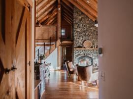 Yosemite Charm by Casa Oso with spa and breathtaking views，位于马里波萨的木屋