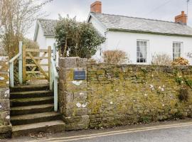 May Tree Cottage Manorbier 5 mins from the beach Sleeps 4，位于马诺比尔的酒店