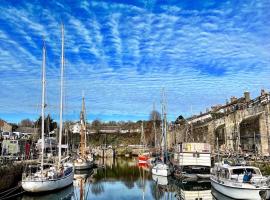 Stunning Yacht Sea Lion in Charlestown Harbour, Cornwall，位于查尔斯敦的船屋