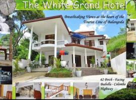 The white Grande hotel，位于巴朗戈德的酒店