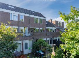 Cosy apartment in Alkmaar with balcony，位于阿尔克马尔的酒店