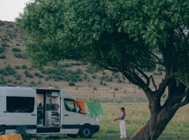 Geo Campers - Full time living camper rental in Kutaisi, Tbilisi, Batumi, Georgia，位于库塔伊西的酒店