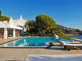 Super Luxury Skiathos Villa - Seven Stunning Bedroom Suites - Villa Daphne - Achliades，位于阿克雷迪斯的酒店