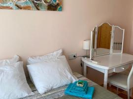 Comfortable guest room with balcony，位于Beniarjó的酒店