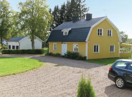 Stunning Home In Tidaholm With 4 Bedrooms And Wifi，位于蒂达霍尔姆的度假屋