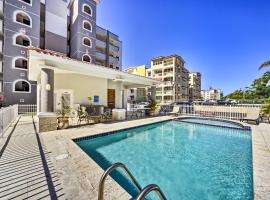 Breezy Condo with Ocean View Balcony Walk to Beach!，位于林康的酒店