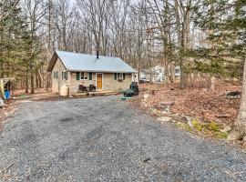 Pocono Home with Fire Pit 1 Mi to State Forest!，位于东斯特劳兹堡的酒店