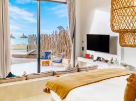Tulum Beach Resort Dakhla，位于达赫拉的带按摩浴缸的酒店