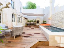 Villa Le Passe simple，位于圣马丹德雷的带按摩浴缸的酒店