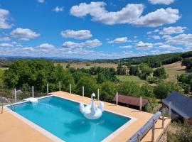 Maison avec vue exceptionnelle et piscine privative，位于Saint-Félix-de-Lunel的酒店