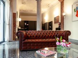 Luxury Loft near Duomo and Garage，位于米兰码头附近的酒店