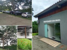 Hospedagem Casa Branca Localizada em um bairro nobre de Capitólio, Escarpas do Lago，位于卡皮托利乌的酒店