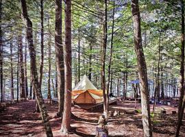 Island Glamping in a Luxury Tent in Maine，位于Monmouth的豪华帐篷