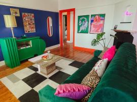 HARBOUR VIEW FUNKY AND ECLECTIC TWO BEDROOM HOME，位于莫塞尔湾的酒店