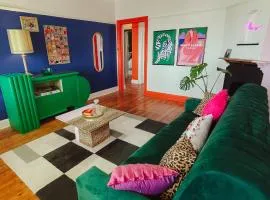 HARBOUR VIEW FUNKY AND ECLECTIC TWO BEDROOM HOME