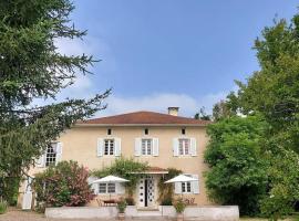 Large country house, private pool & large garden，位于Bergouey的酒店
