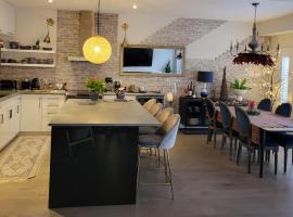 Exclusive Townhome near West-Side Trails，位于滑铁卢的酒店