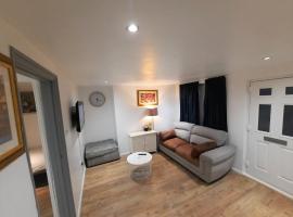 3 Bedroom Semi Detached House with parking, WiFi，位于科尔切斯特的酒店