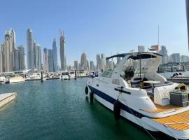 Yacht( boat )2 Beds, 1 Bath Dubai Eye Marina JBR，位于迪拜的酒店
