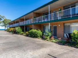 Comfy Ground Floor Unit opposite waterfront! Welsby Pde, Bongaree