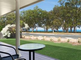 Large family waterfront home with room for a boat - Welsby Pde, Bongaree，位于贝尔拉拉的酒店