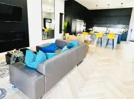 Stunning 3BR Luxury Home N/Edm*2 king beds*