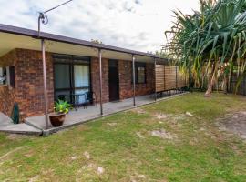 Pet friendly lowset home with room for a boat, Wattle Ave, Bongaree，位于贝尔拉拉的酒店