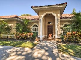 Pet-Friendly Home in Vero Beach, 1 Mi to Beach!，位于维洛海滩的海滩短租房