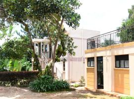 Golden Cherries Guest House，位于金贾的住宿加早餐旅馆